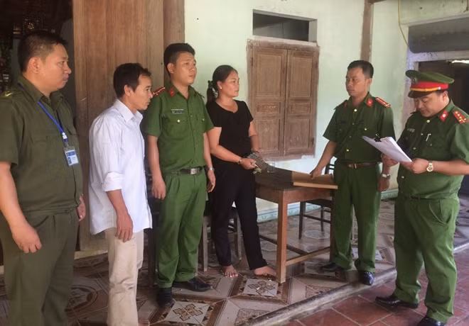 Công an huyện Anh Sơn đọc lệnh bắt tạm giam đối tượng Vi Thị Hoa.