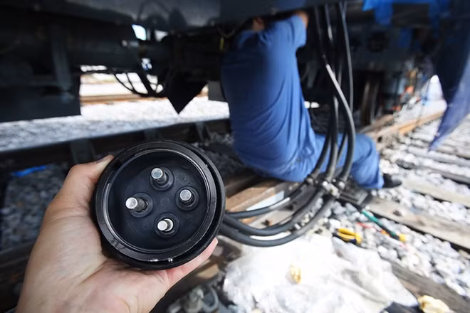 Hệ thống cáp điện liên kết giữa các toa tàu.