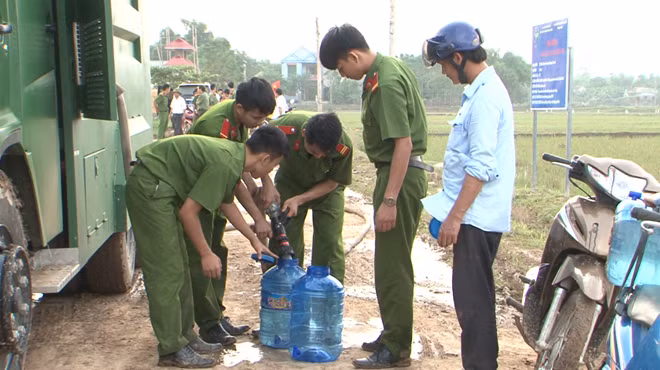 Hàng chục khối nước sạch được cấp cho người dân vùng lũ huyện Quảng Trạch.