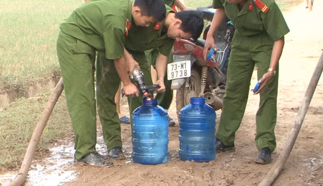 Bơm nước sạch cho người dân.