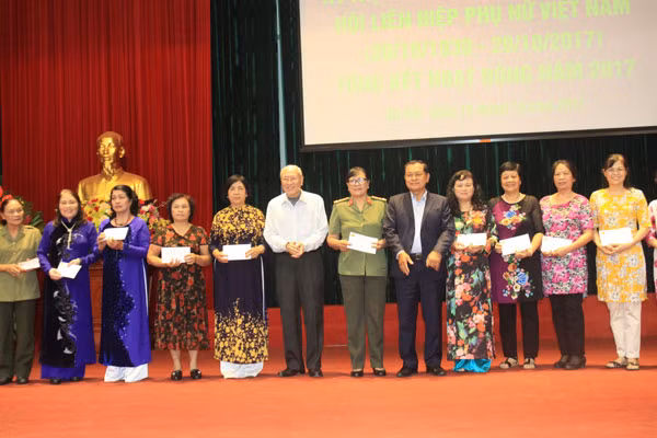 Thượng tướng Lê Thế Tiệm và Thiếu tướng Nguyễn Quang Phòng trao quà, khen thưởng các tập thể có thành tích xuất sắc trong phong trào toàn dân bảo vệ ANTQ và công tác hội.