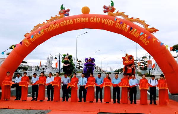 Lễ khánh thành cầu vượt sông Tam Bạc.