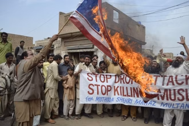 Người Pakistan biểu tình đốt cờ Mỹ sau khi một cô bé bị máy bay Mỹ giết chết.