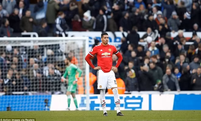 Nhiều cầu thủ Man Utd không hiểu chuyện gì đã xảy ra. Ảnh: Reuters.