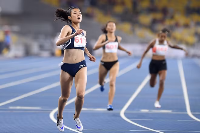 Tú Chinh trên đường chạy cự ly 100m.