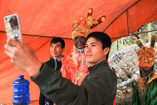 Có du khách lại thích thu với các tích trò mặt nhọ.