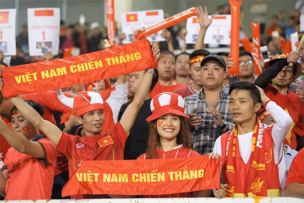 Nụ cười và sự tiếc nuối hiện rõ trên gương mặt của nhiều CĐV sau 45 phút đầu chứng kiến đội nhà dồn ép, tạo ra cơ hội, nhưng chưa có bàn thắng. Ảnh: VNE.