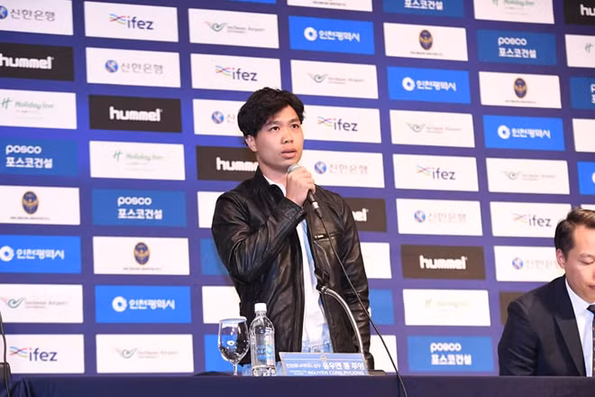 Phát biểu trong lễ ra mắt, tiền đạo xứ Nghệ cho biết rất vui khi được gia nhập Incheon United, một đội bóng rất mạnh.
