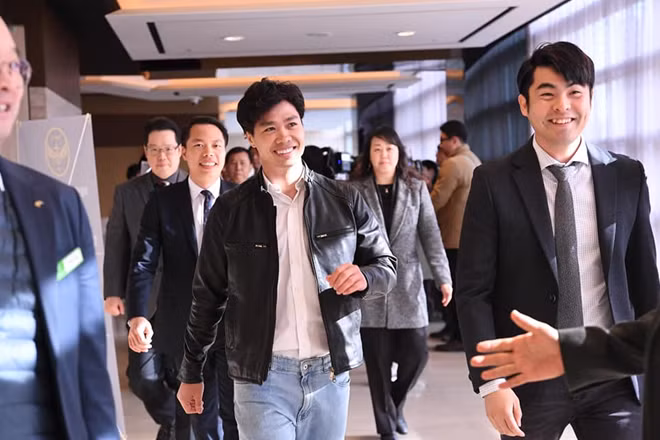 10h giờ Hàn Quốc (8h giờ Việt Nam), Nguyễn Công Phượng đã có buổi ra mắt chính thức CLB Incheon United tại khách sạn Holiday Inn Incheon Songdo ở Incheon.