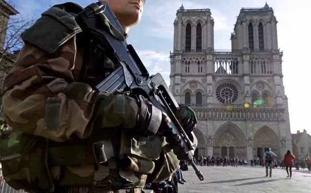 An ninh được tăng cường tại Paris. Ảnh: Reuters