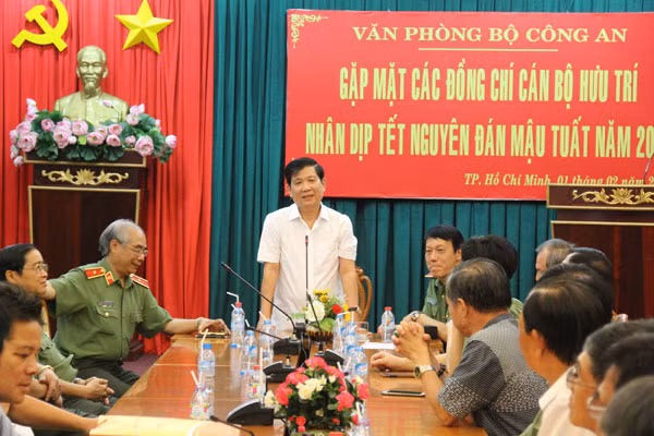 Đồng chí Thứ trưởng Nguyễn Văn Sơn chúc tết các đồng chí cán bộ Công an hưu trí thuộc Văn phòng Bộ Công an phía Nam.