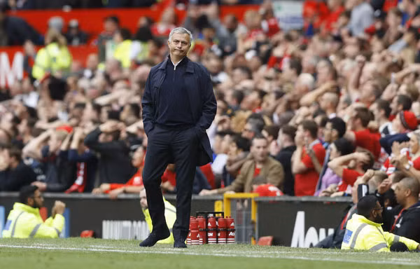 Biểu cảm thất vọng của Mourinho bên ngoài đường biên. Ảnh: Reuters.