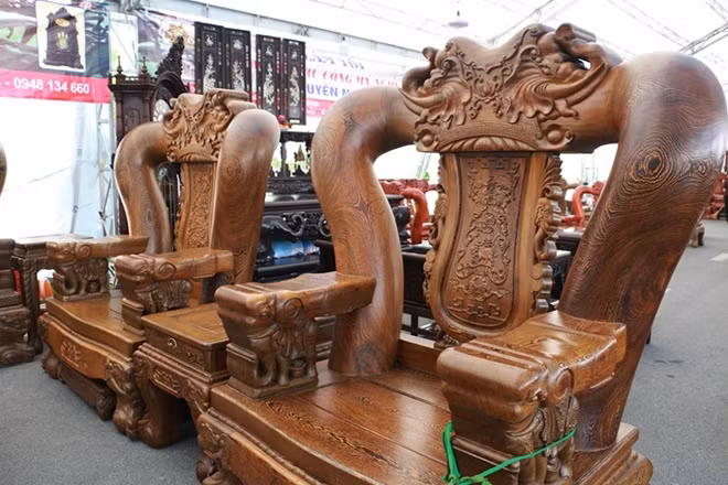 Theo chủ cửa hàng bộ bàn ghế được mang tới để trưng bày chứ không bán.