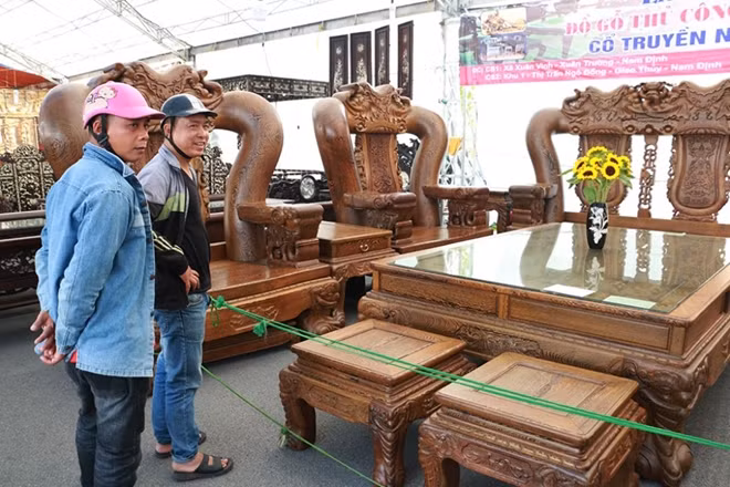 Ngoài những bức tượng và lộc bình, hội chợ cũng có những tác phẩm khác như bộ bàn ghế "khổng lồ" này. Chỉ một chiếc ghế cũng cần tới cần cẩu để di chuyển.