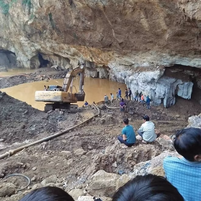 Máy xúc được huy động phục vụ cho công tác cứu nạn.