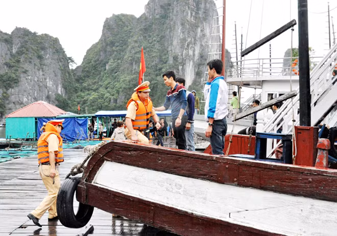 Cảnh sát đường thuỷ Quảng Ninh kiểm tra an toàn phương tiện chở khách.