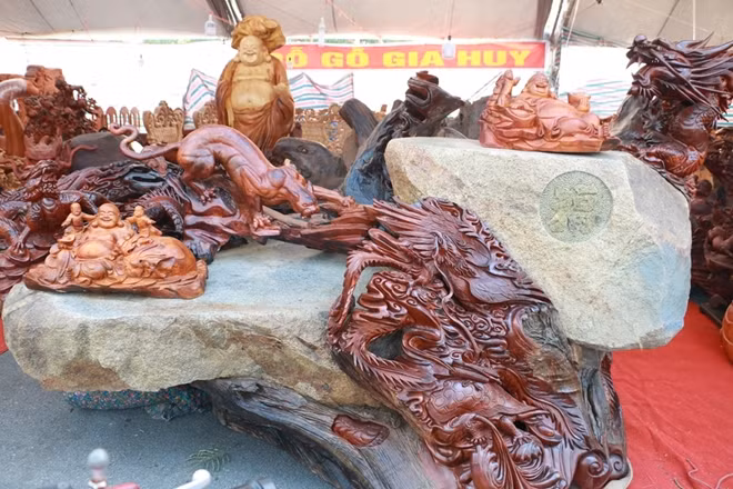 Không chỉ làm hoàn toàn từ gỗ các nghệ nhân còn khéo léo tạo ra những tác phẩm kết hợp giữa từ các chất liệu khác nhau. Như chiếc bàn trà này được chế tạo từ một gốc cây cổ thụ và một phiến đá nguyên khối.