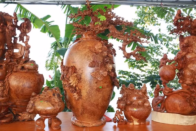 Trong khi đó chiếc lộc bình nhỏ nhắn này cũng được làm nguyên từ một khúc cây.