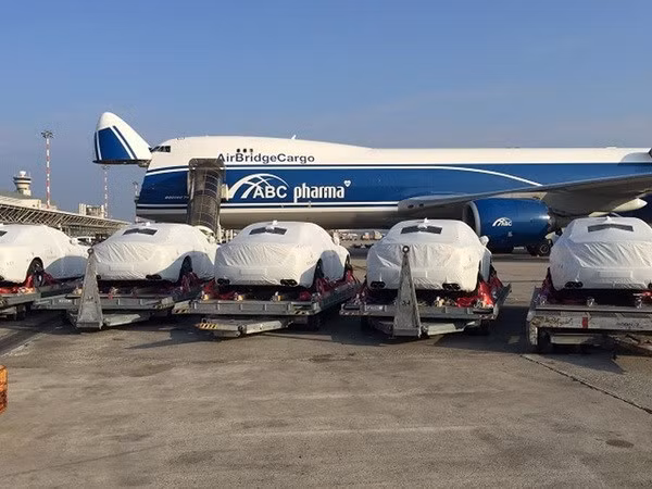 Những chiếc xe hạng sang được chuyển đến Papua New Guinea để phục vụ APEC 2018. Những chiếc xe hạng sang được chuyển đến Papua New Guinea để phục vụ APEC 2018.