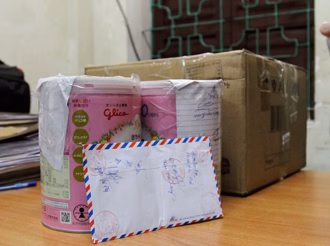 Hình ảnh sữa và tiền được niêm phong tại CQĐT.