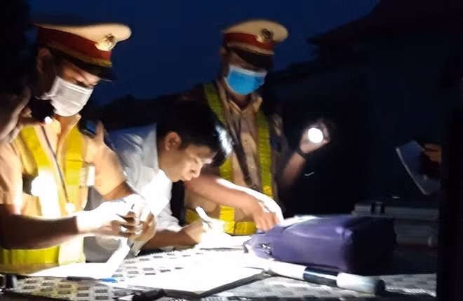 Lái xe ký biên bản vi phạm nồng độ cồn.