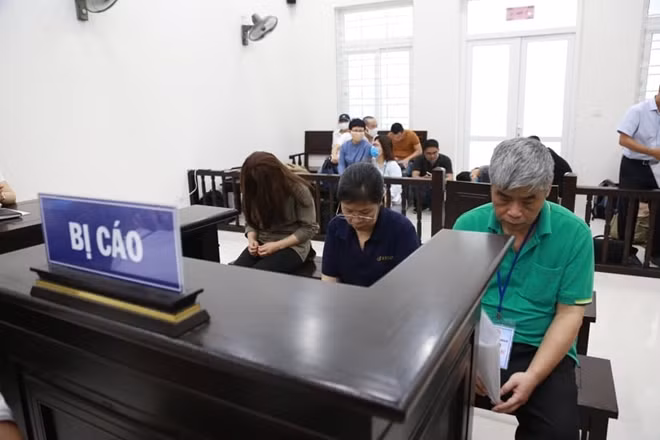 Ba bị cáo tại phiên toà phúc thẩm.