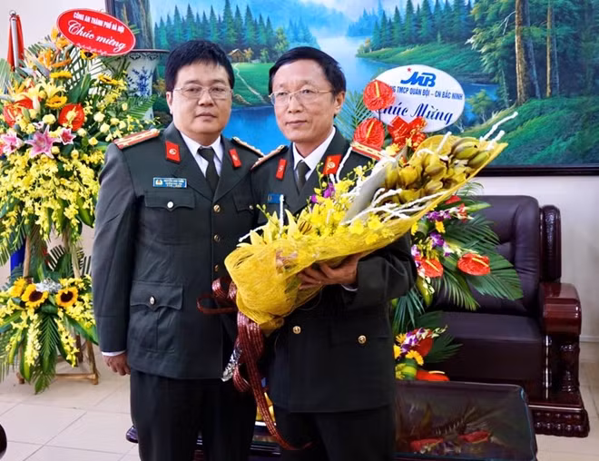 Đại tá Nguyễn Tuấn, Trưởng ban Cảnh sát toàn cầu tặng hoa chúc mừng Trường Đại học Kỹ thuật- Hậu Cần CAND.