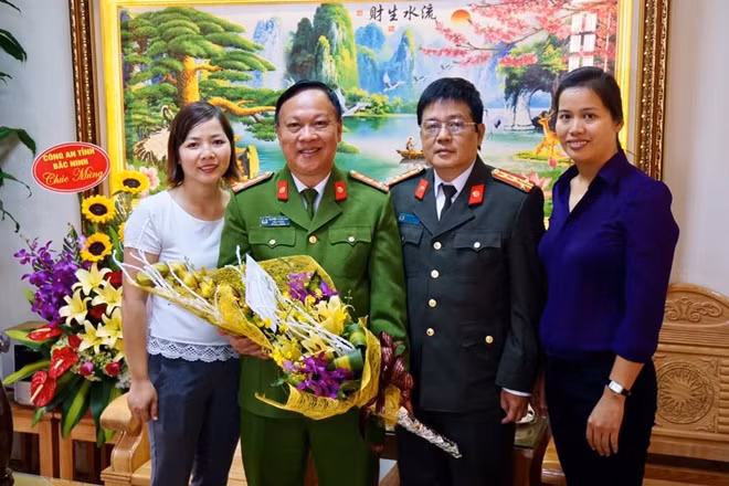 Đại tá Nguyễn Tuấn, Trưởng ban Cảnh sát toàn cầu tặng hoa chúc mừng Trường Trung cấp CSND VI.