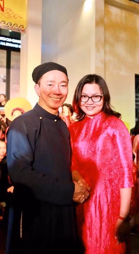 Bà Trần Thị Thúy Lan và đại sứ Phạm Sanh Châu trong một chương trình giao lưu văn hóa phố cổ Hà Nội.