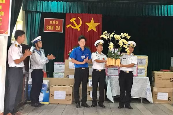 Hiệp hội Hoa Đà Lạt tặng quà cho quân dân huyện đảo Trường Sa. Ảnh: Phan Thanh Sang Hiệp hội Hoa Đà Lạt tặng quà cho quân dân huyện đảo Trường Sa. Ảnh: Phan Thanh Sang