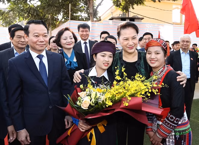 Chủ tịch Quốc hội Nguyễn Thị Kim Ngân với nhân dân các dân tộc xã Quang Minh, huyện Văn Yên (Yên Bái). Ảnh: TTXVN.