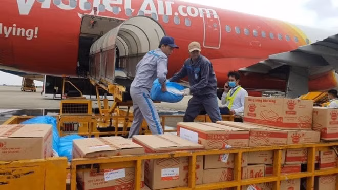 Hàng không Vietjet vận chuyển hàng hoá cứu trợ tới các tỉnh miền Trung.