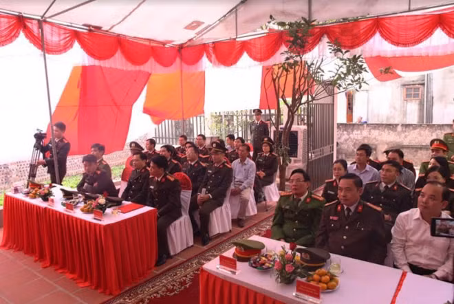 Toàn cảnh buổi lễ Đại diện Công an các tỉnh trong Cụm thi đua số 4, chính quyền địa phương tiến hành bàn giao công trình Nhà đồng đội.