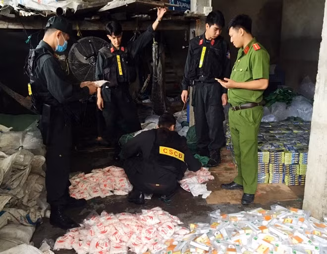 Tổ công tác liên ngành kiểm tra số hàng lậu bị thu giữ.