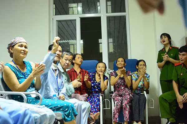 Bệnh nhân cùng các chiến sỹ chung vui trong tiết mục âm nhạc.