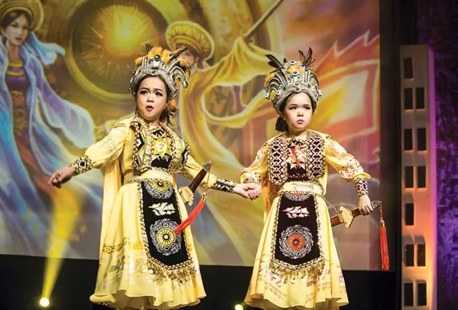 Cặp song ca nhí vào vai hát tuồng cổ.
