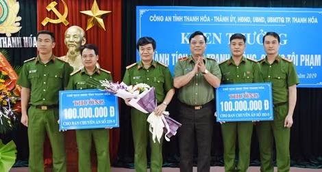 Trao thưởng cho Công an TP Thanh Hóa về thành tích đấu tranh phòng, chống tội phạm