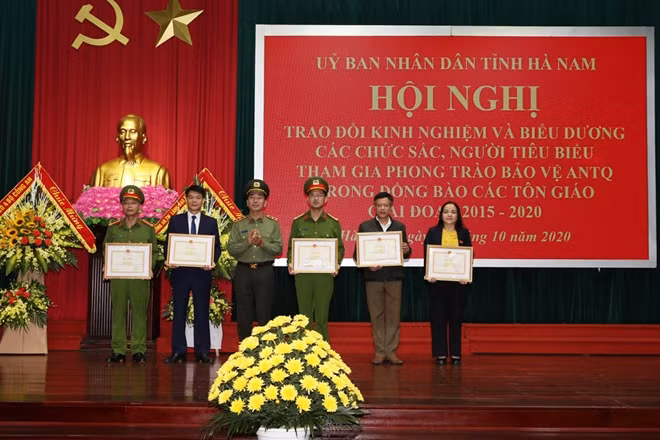 Thứ trưởng Trần Quốc Tỏ trao Bằng khen của Bộ Công an cho các tập thể, cá nhân.