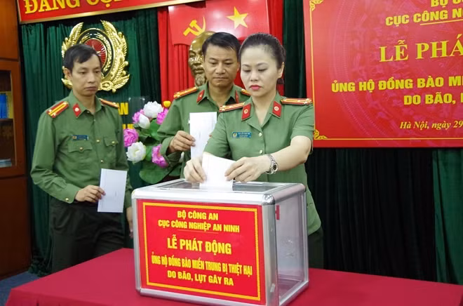 Cán bộ, chiến sĩ của Cục ủng hộ bà con khắc phục mưa lũ với tinh thần “nhường cơm, sẻ áo”.