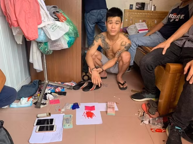 Các đối tượng và tang vật.