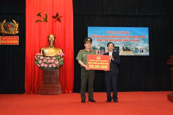 Công an tỉnh quyên góp, ủng hộ nhân dân miền Trung.