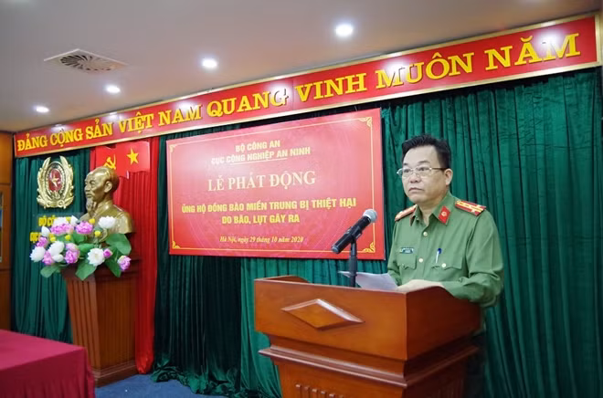 Đại tá Nguyễn Khắc Cường phát động ủng hộ đồng bào bị thiệt hại do bão, lũ gây ra.
