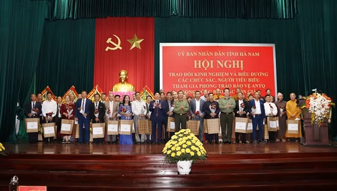 Thứ trưởng Trần Quốc Tỏ và đồng chí Trương Quốc Huy, chụp ảnh cùng các đại biểu tại Hội nghị.