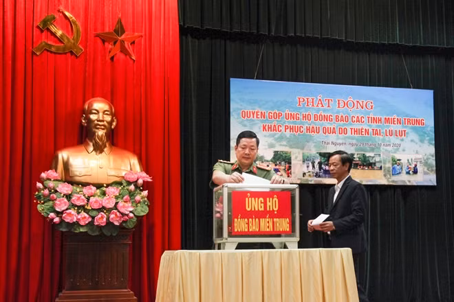 Công an tỉnh quyên góp, ủng hộ nhân dân miền Trung.