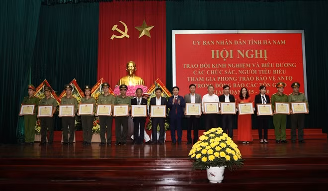 Đồng chí Trương Quốc Huy trao Bằng khen của UBND tỉnh Hà Nam cho các tập thể, cá nhân.