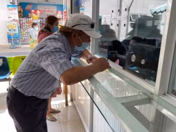Bệnh nhân tới khám bệnh tại khu vực tiếp nhận bảo hiểm y tế tại Bệnh viện Thống Nhất sáng 10/3. Bệnh nhân tới khám bệnh tại khu vực tiếp nhận bảo hiểm y tế tại Bệnh viện Thống Nhất sáng 10/3.