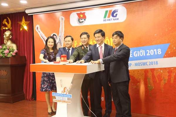 Các đại biểu thực hiện nghi thức phát động cuộc thi MOSWC 2018 Các đại biểu thực hiện nghi thức phát động cuộc thi MOSWC 2018