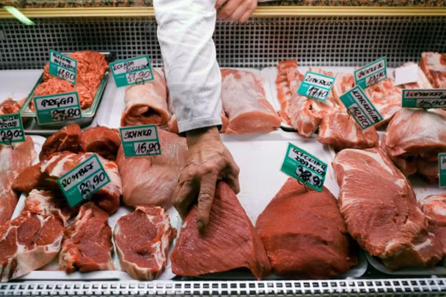 Thịt được bày bán tại một khu chợ ở Ba Lan. Thịt được bày bán tại một khu chợ ở Ba Lan.