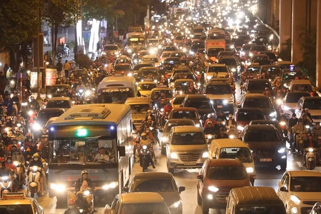 Ùn tắc giao thông đang là điểm nghẽn lớn nhất kìm hãm sự phát triển kinh tế. Ảnh: Phạm Ngọc Thành .