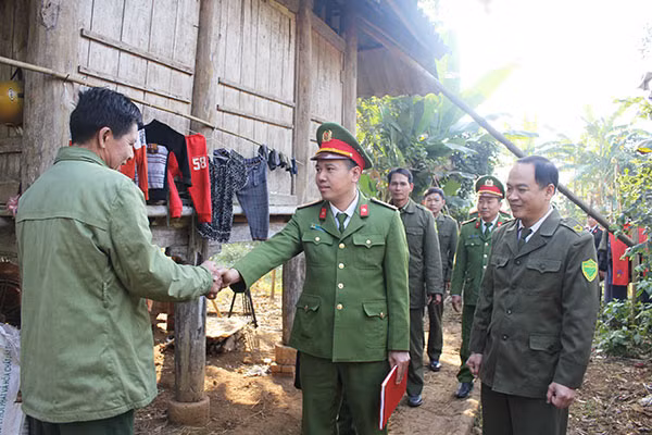 Công an huyện Tân Lạc phát triển phong trào bằng việc gần dân, hiểu dân.